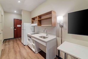 Full-sized fridge, microwave, stovetop, dishwasher