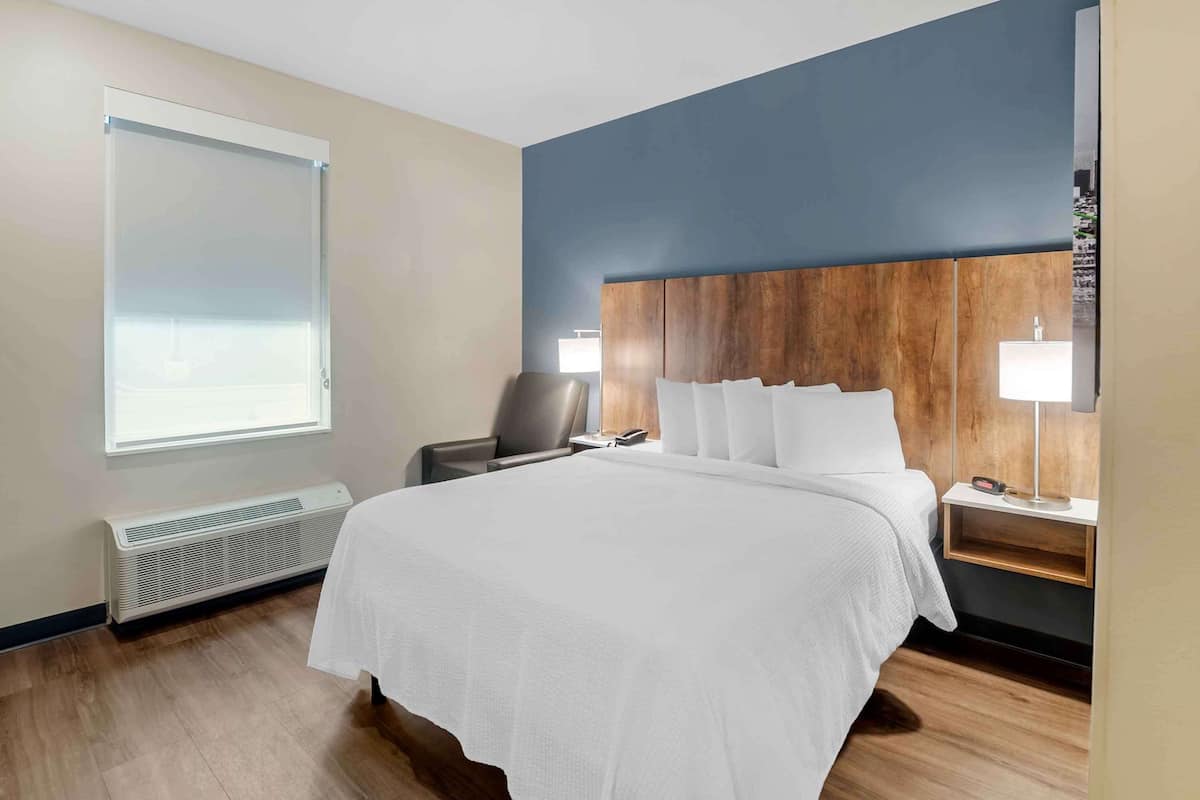 Standard Studio, 1 Queen Bed, Non Smoking, Refrigerator & Microwave | Premium bedding, laptop workspace, iron/ironing board, free WiFi