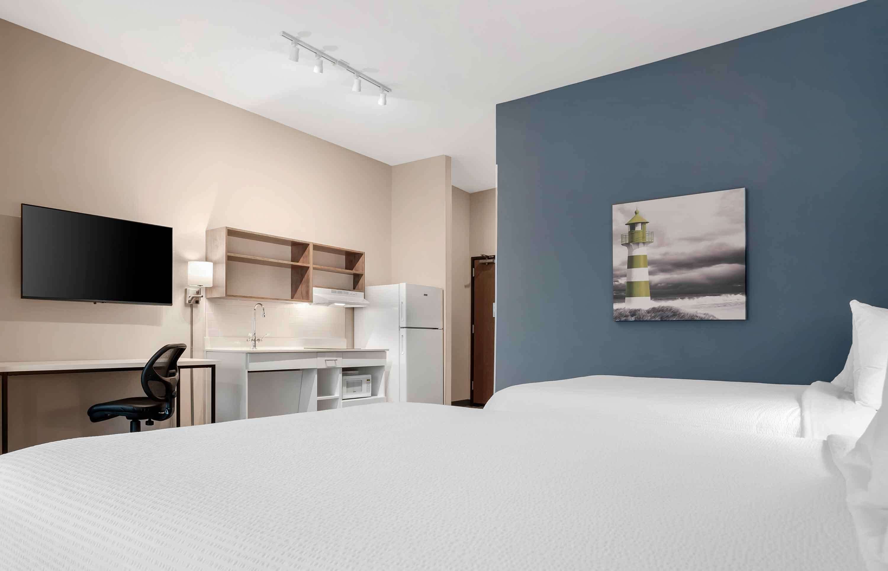 Ropa de cama de alta calidad y espacio para trabajar con laptop 