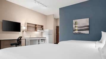 Ropa de cama de alta calidad y espacio para trabajar con laptop