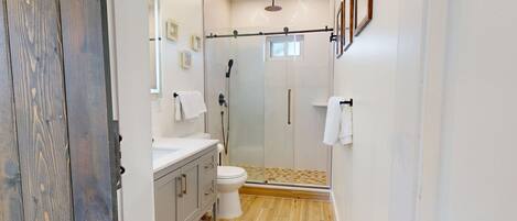 Douche, sèche-cheveux, serviettes fournies