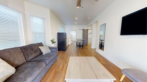 Living area - Beach House: POOL, Boardwalk, 1 Min to Beach (Ocean City)
