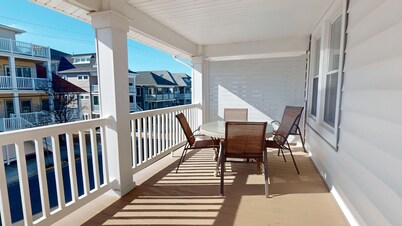 Beach House: POOL, Boardwalk, 1 Min to Beach