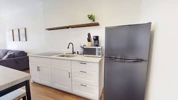 Kühlschrank, Mikrowelle, Ofen, Kochgeschirr/Geschirr/Besteck