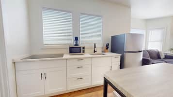 Kühlschrank, Mikrowelle, Ofen, Kochgeschirr/Geschirr/Besteck