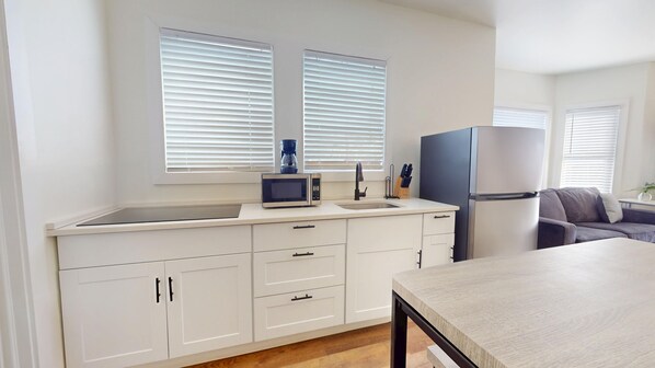 Refrigerador, microondas, horno, utensilios de cocina