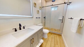 Shower, hair dryer, towels - Beach House: POOL, Boardwalk, 1 Min to Beach (Ocean City)