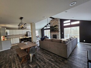 Smart TV, fireplace - Wooded Family Paradise (Milford Center)