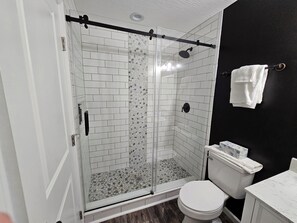 Een douche, een haardroger, handdoeken, zeep