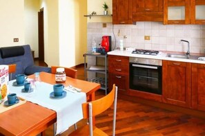 Kühlschrank, Ofen, Herdplatte, Kaffeemühle