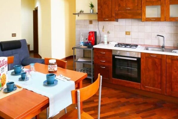 Fridge, oven, stovetop, coffee grinder