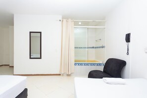 1 bedroom, bed sheets - Fabulous quadruple room close to the stadium (Medellín)