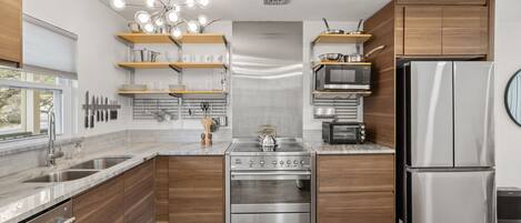 電子レンジ、オーブン、コンロ、食器洗い機