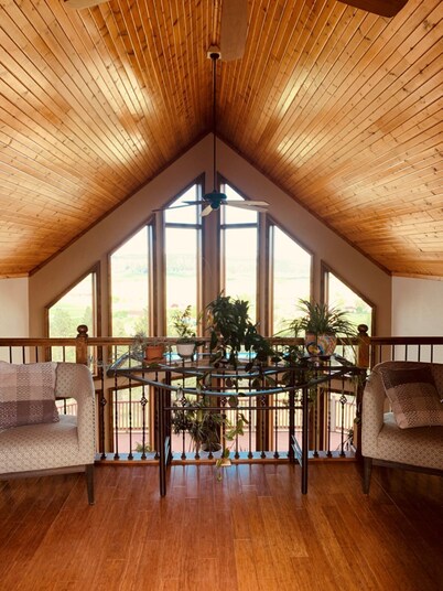 Beautiful centrally Located 5BR home in Black Hills!