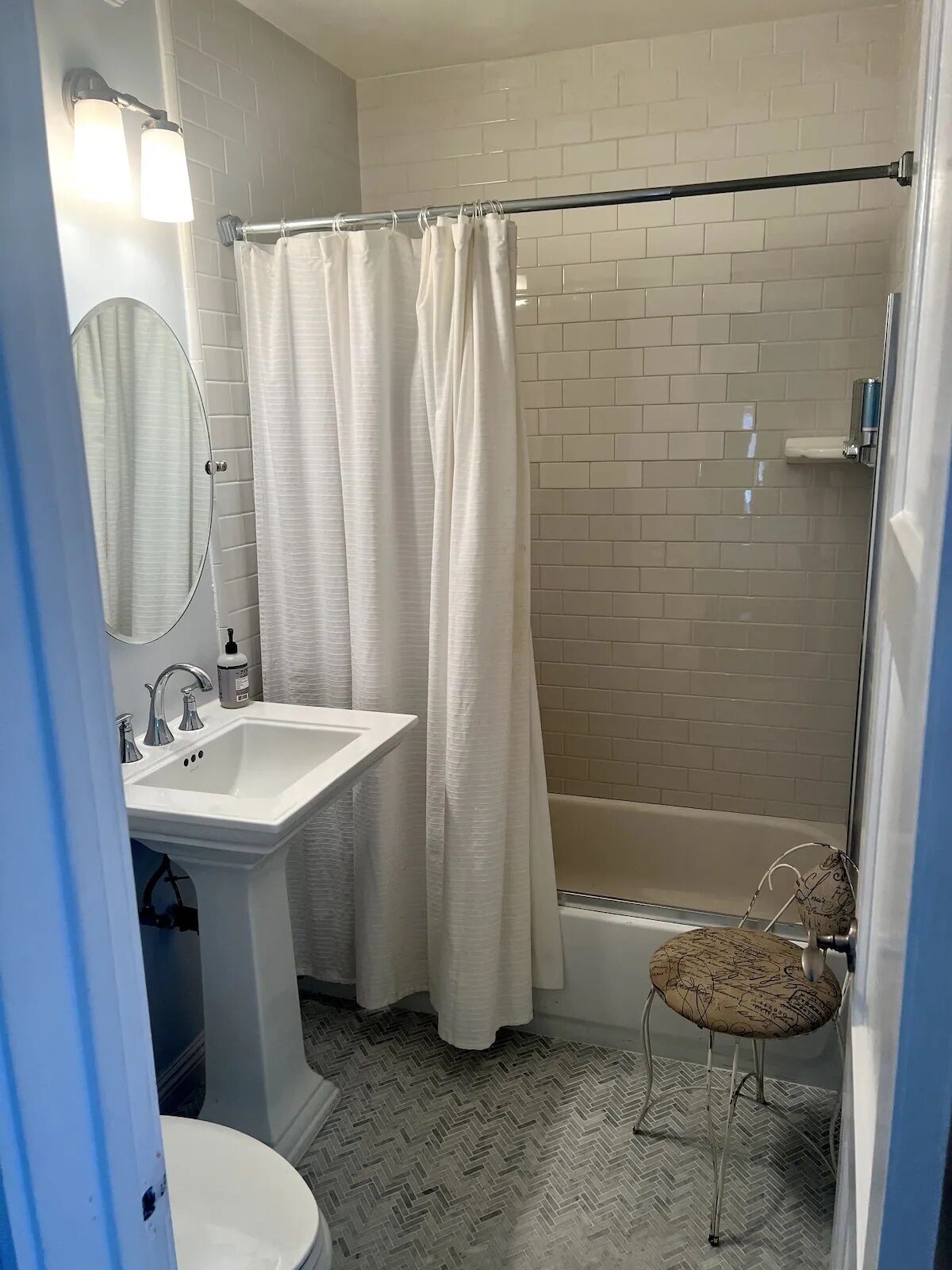 Haartrockner, Handtücher, Seife, Shampoo