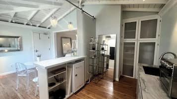 Fridge, oven, stovetop, coffee/tea maker