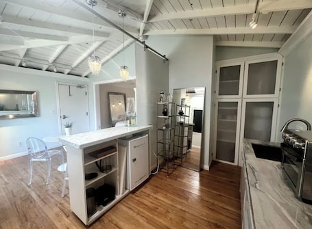 Fridge, oven, stovetop, coffee/tea maker. NEW Peaceful Studio Unit - 3 Blocks from the beach