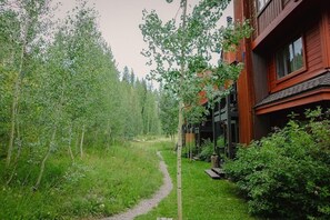 Property grounds - Stylish 2 BR & 2 bath Durango Condo near Purgatory (Durango)