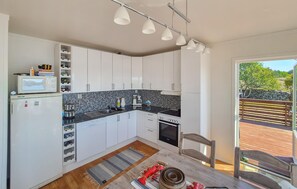 Fridge, microwave, oven, stovetop - Cozy home in Sveio with WiFi (Sveio)