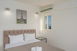 3 bedrooms, iron/ironing board, WiFi, bed sheets - Athens Riviera Villa View with Private Pool (Kalopigado)