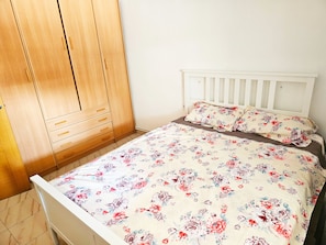 3 bedrooms, WiFi, bed sheets - 3 Bedroom Luxury Apartment For Families in Barcelona (Santa Coloma de Gramenet)