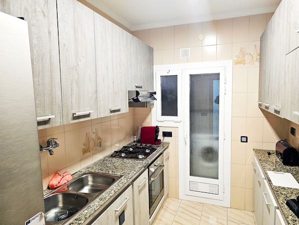 Private kitchen - 3 Bedroom Luxury Apartment For Families in Barcelona (Santa Coloma de Gramenet)
