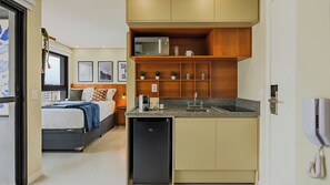 Fridge, microwave, stovetop, espresso maker - Nik Alves Guimarães 1007 (São Paulo)