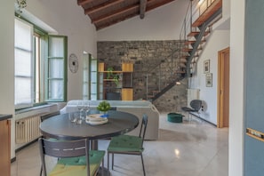Departamento, vista parcial al lago | Área de sala de estar