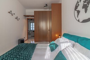 Departamento, vista parcial al lago | Tabla de planchar con plancha, wifi gratis y ropa de cama 