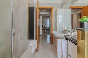 Apartment, eingeschränkter Seeblick | Badezimmer | Handtücher, Seife, Shampoo, Toilettenpapier