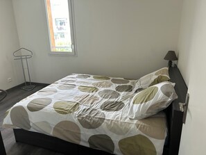 1 bedroom, WiFi, bed sheets - Idéalement Placé de Nombreux Sites des JO aux Alentours. Appartement Récent (Trappes)