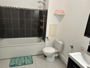 Handtücher, Seife, Toilettenpapier
