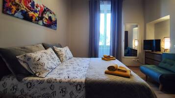 1 habitación, tabla de planchar con plancha y cuna de viaje