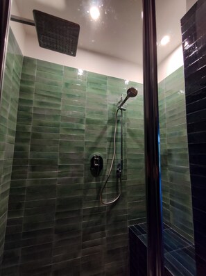 Secadora de cabello, toallas, jabón, shampoo 