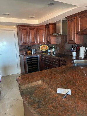 Private kitchen - Beautifully Renovated Oceanview Condo (Encinitas)