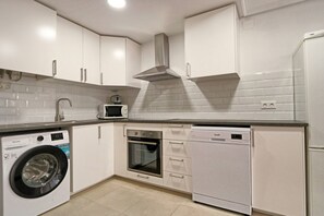 Kylskåp och mikrovågsugn