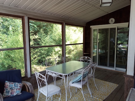 Outdoor dining. Light, Airy, Wood-floors, 1 mile from Southampton Village, Pet Friendly, sleep 6