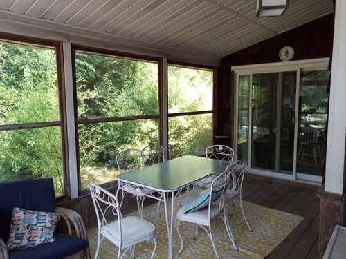 Light, Airy, Wood-floors, 1 mile from Southampton Village, Pet Friendly, sleep 6