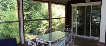 Light, Airy, Wood-floors, 1 mile from Southampton Village, Pet Friendly, sleep 6