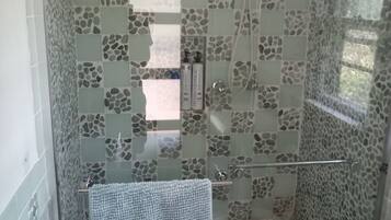 Doccia, asciugacapelli, asciugamani, sapone