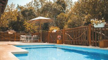 Hồ bơi ngoài trời phục vụ theo mùa