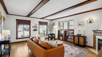 Smart TV, chimenea y videojuegos