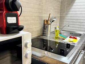 Jääkaappi, mikroaaltouuni, kahvin-/teenkeitin