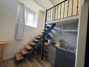 Jääkaappi, mikroaaltouuni, kahvin-/teenkeitin