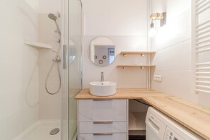 Douche, séchoir à cheveux, serviettes fournies