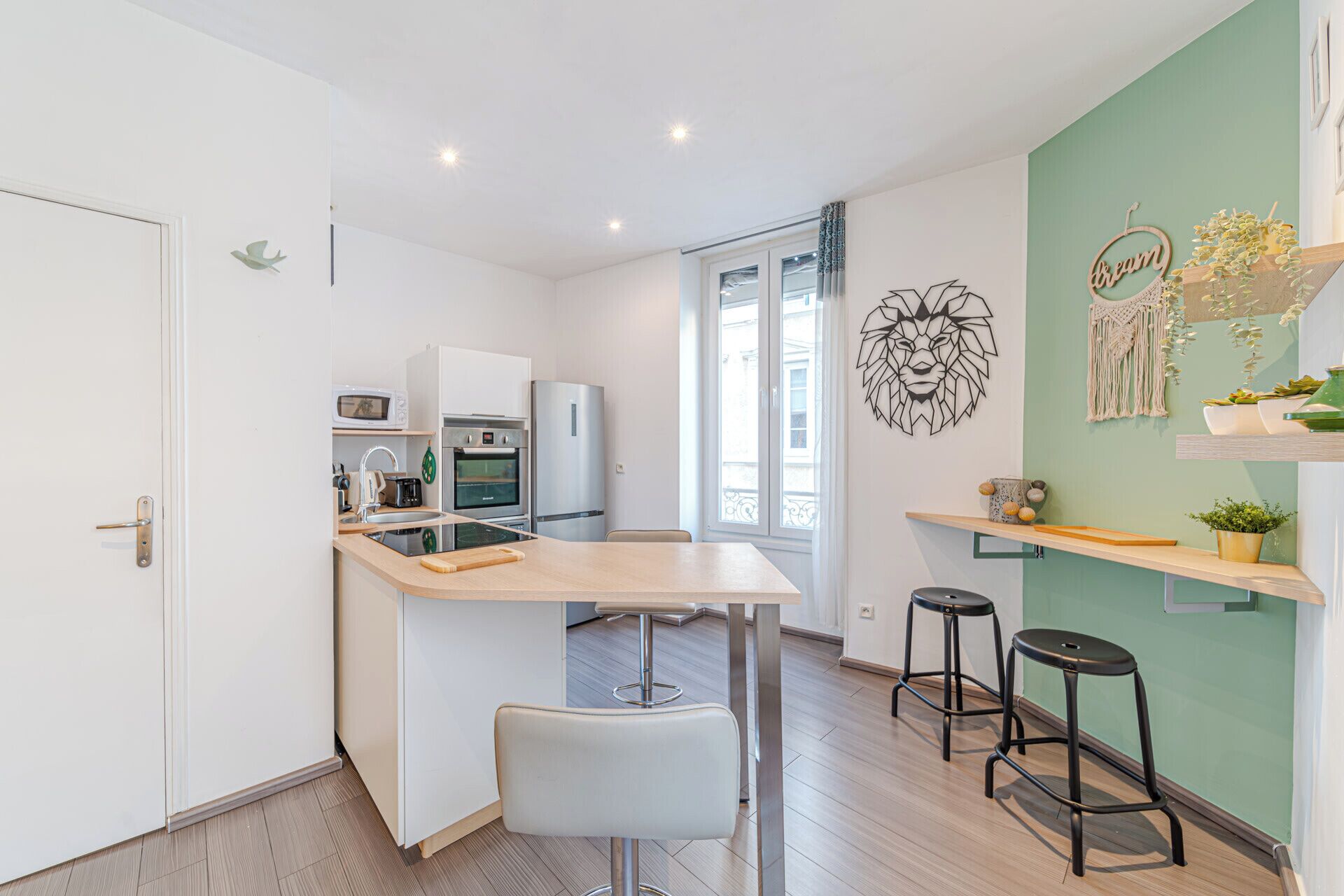 Køleskab, mikrobølgeovn, ovn, kogeplade