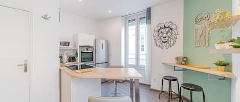 Réfrigérateur, micro-ondes, four, plaque de cuisson