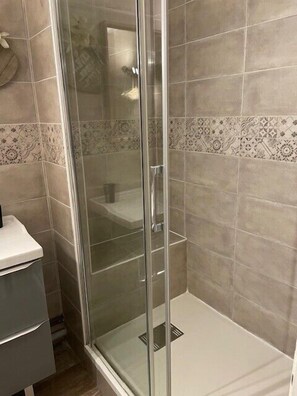 Douche, sèche-cheveux, serviettes fournies