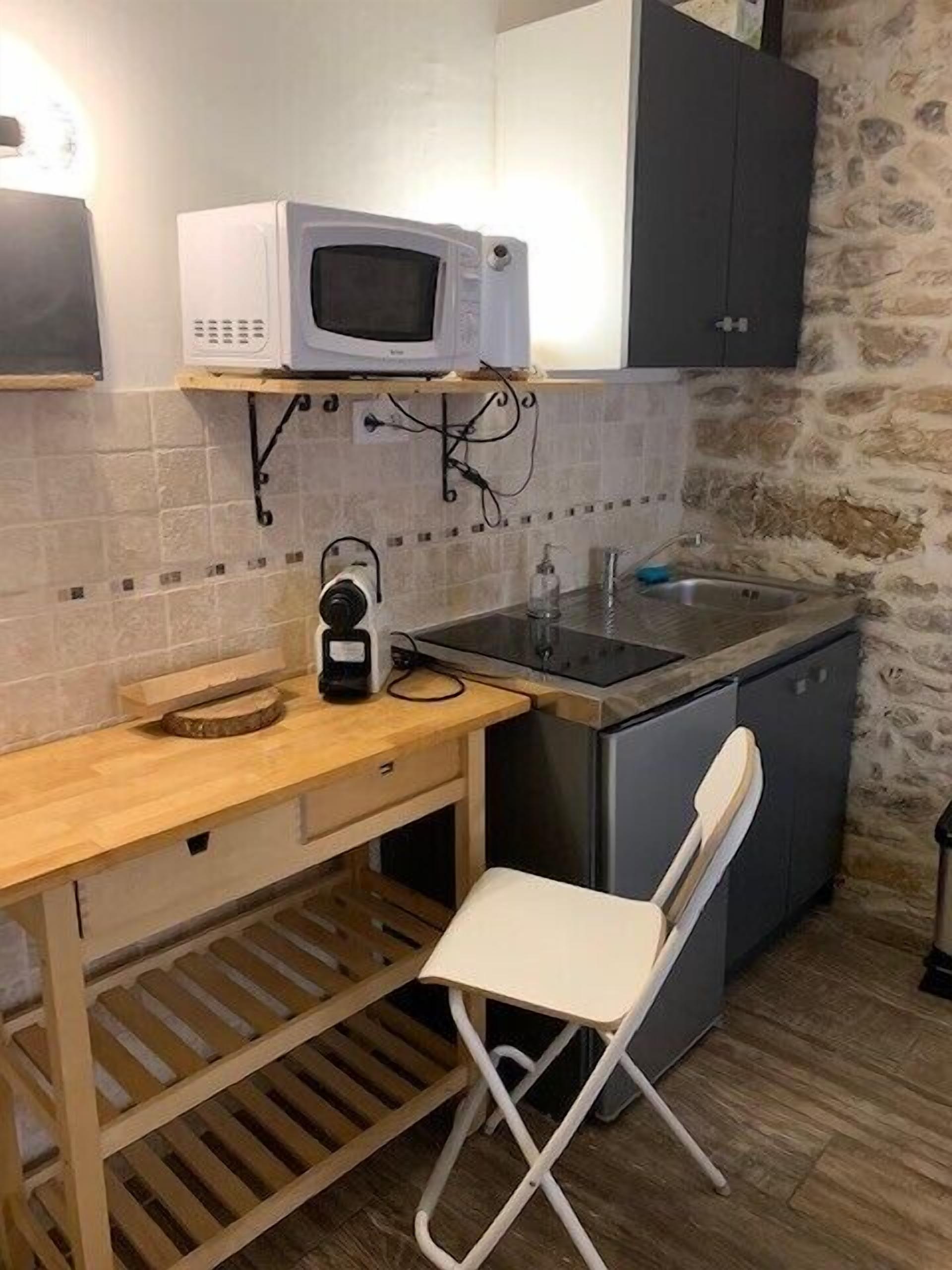 Fridge, microwave, stovetop, coffee/tea maker