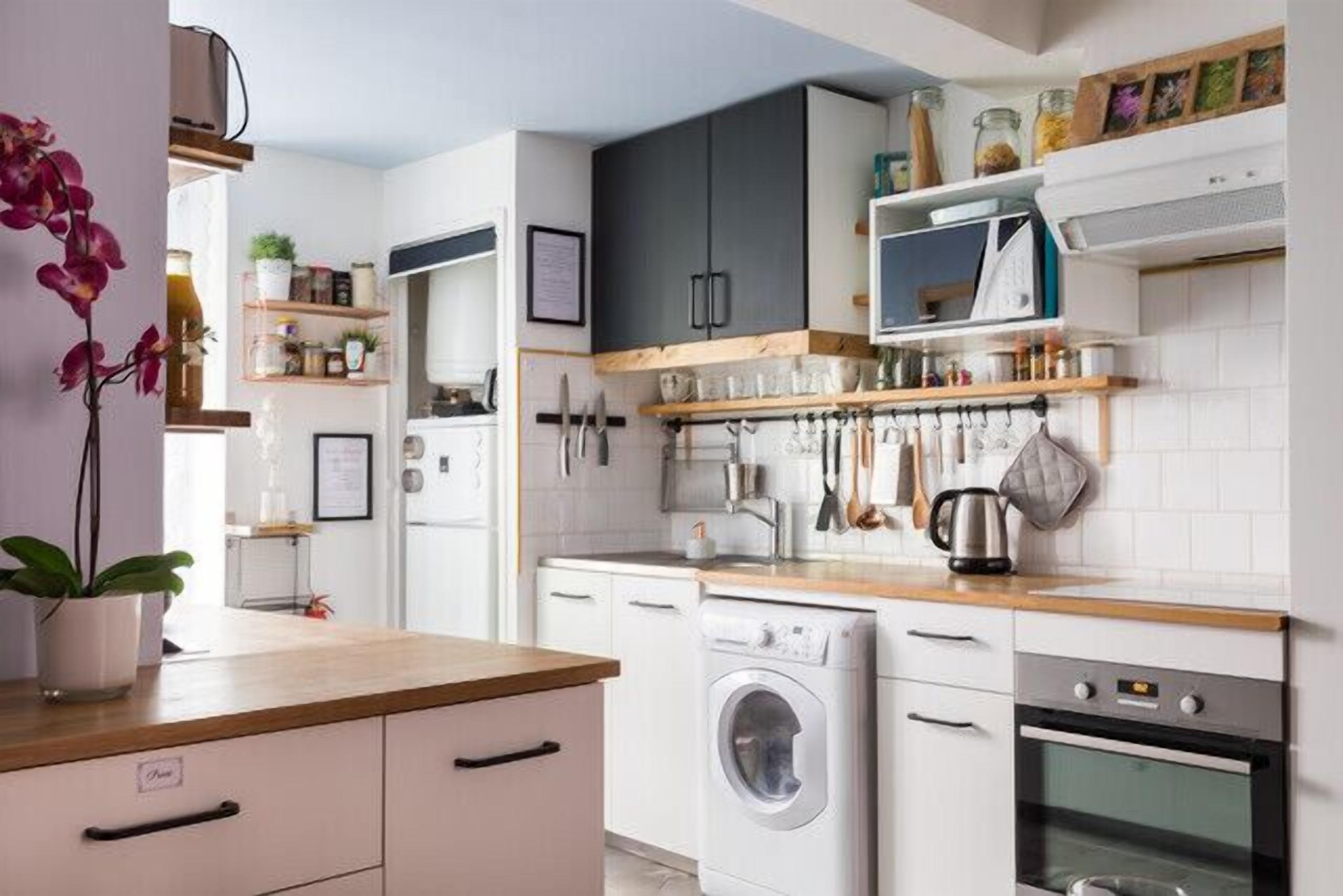 Réfrigérateur, four à micro-ondes, un four, surface de cuisson